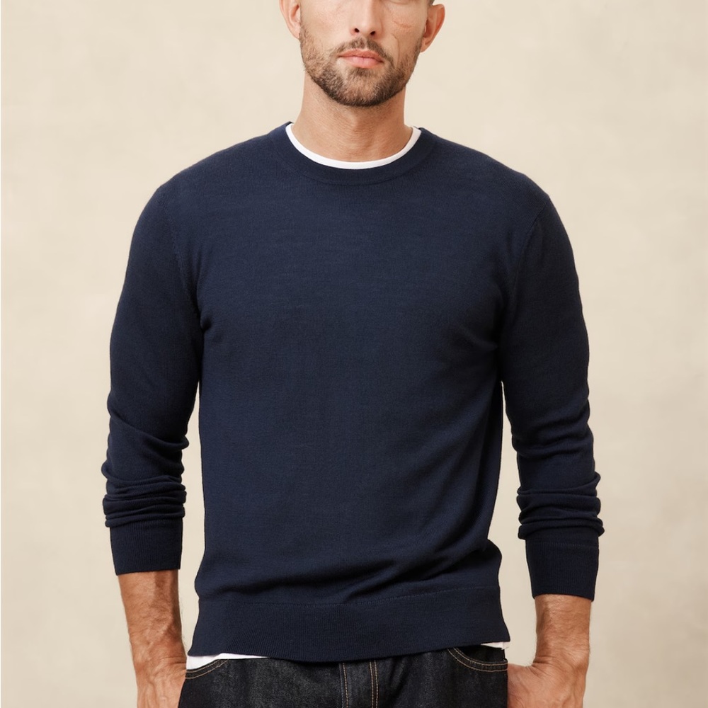 Men’s banana republic Marino wool navy sweater. Size M
